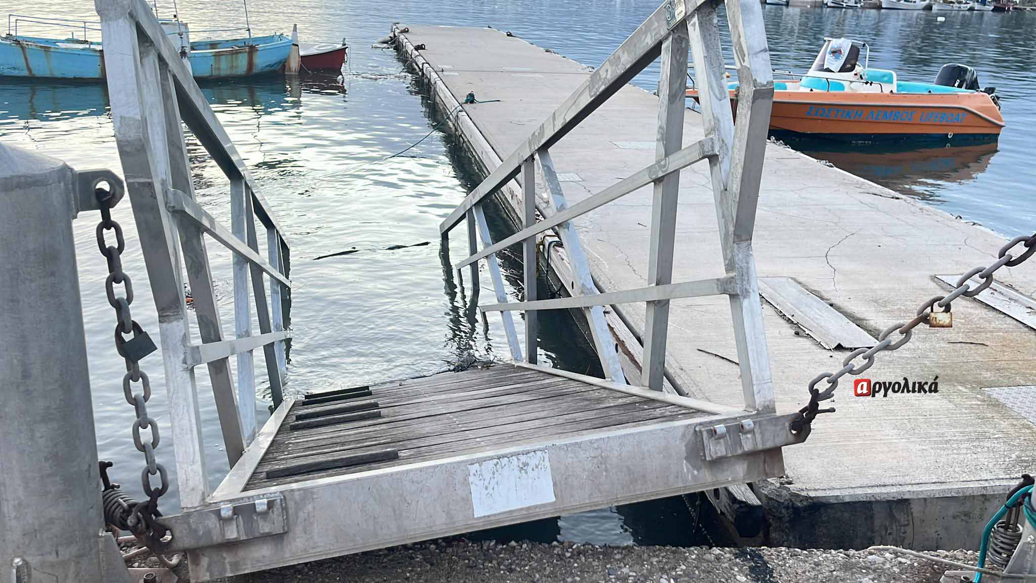 Νέα Κίος: Αποκολλήθηκε η πλωτή εξέδρα 