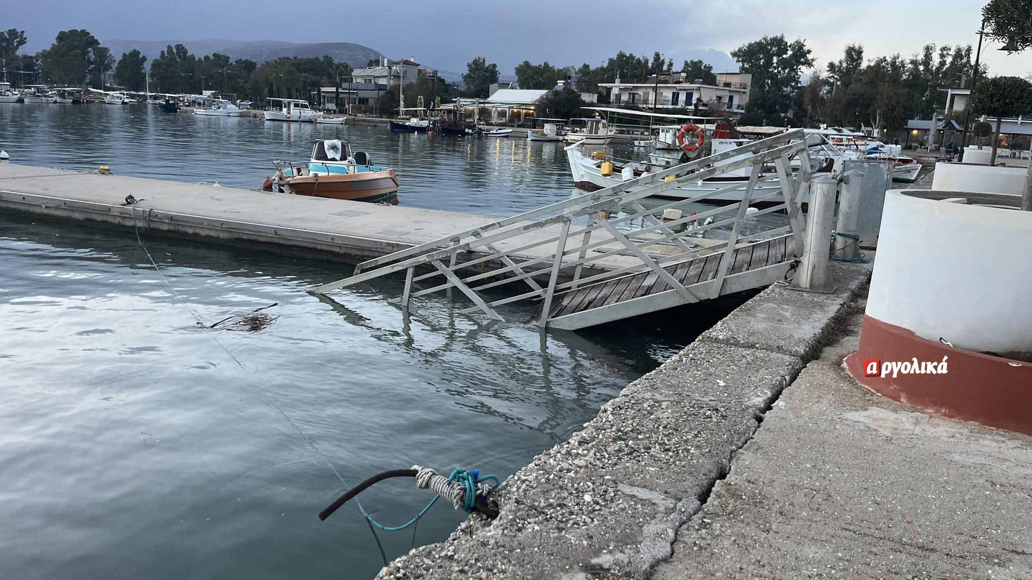 Νέα Κίος: Αποκολλήθηκε η πλωτή εξέδρα 